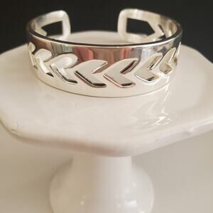 Rustic Cuff Silver Tone Cuff‎ Bracelet with Chevron Design Casual Small